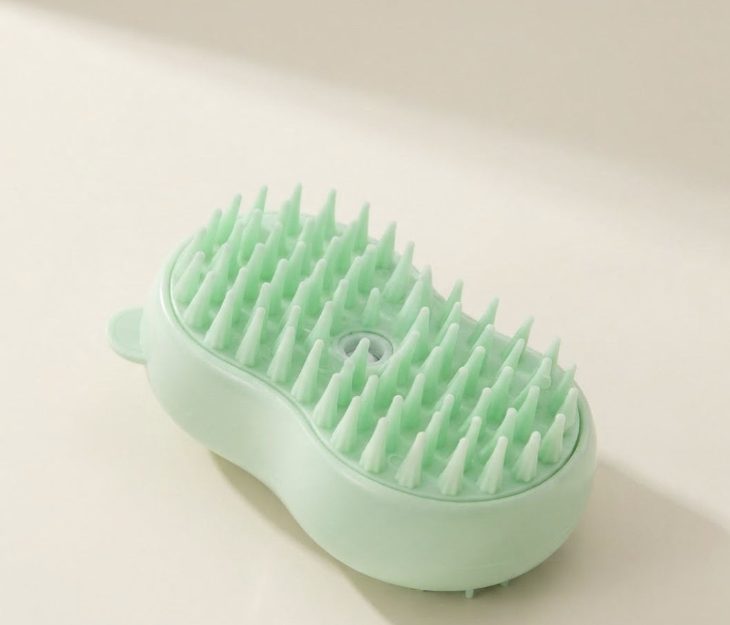 Cepillo de vapor para mascotas verde menta con cerdas de silicona, sobre fondo crema