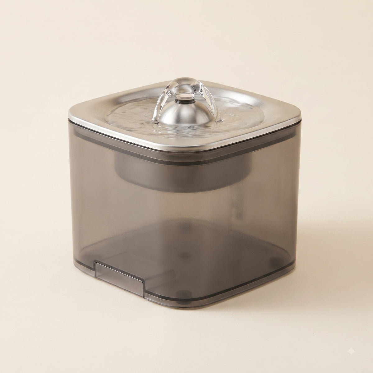 Fuente de agua para mascotas con tanque ahumado y tapa de acero, agua fluyendo por el domo, sobre fondo crema
